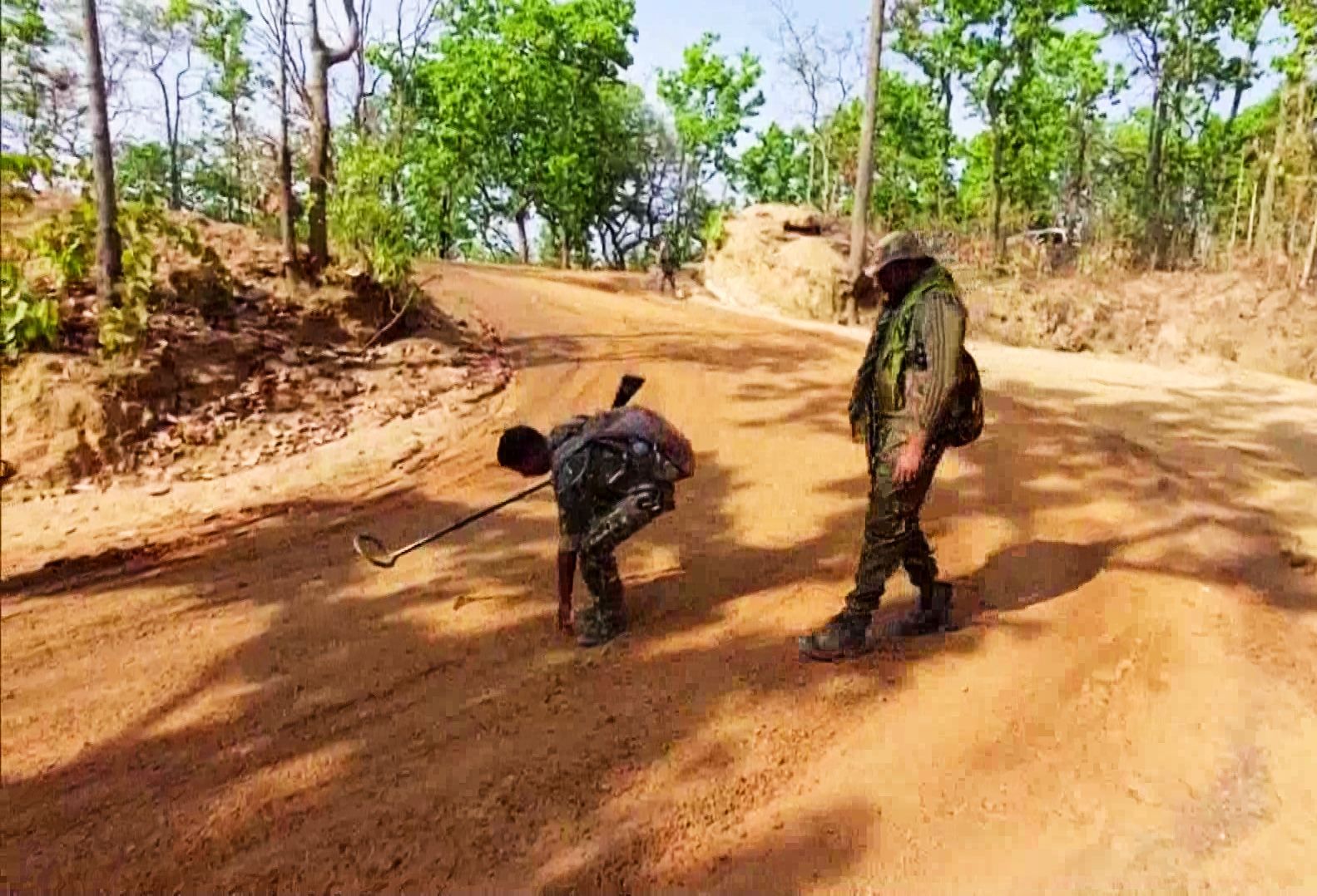 Chhattisgarh: बलरामपुर में सड़क निर्माण करवाने के लिए 250 सुरक्षाकर्मी तैनात, सुरक्षा एजेंसियों ने जताई नक्सली हमले की आशंका