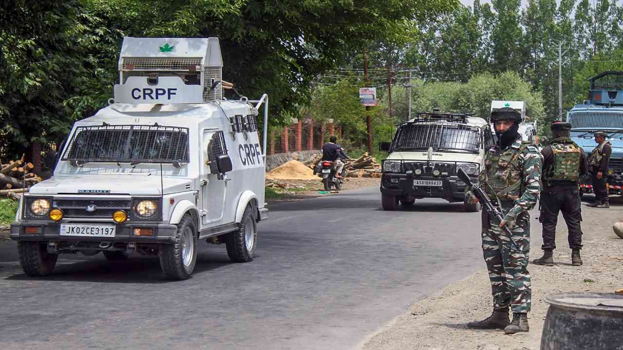 Jammu Kashmir: घाटी में आतंकियों का खूनी खेल, महिला टीचर की गोली मारकर हत्या