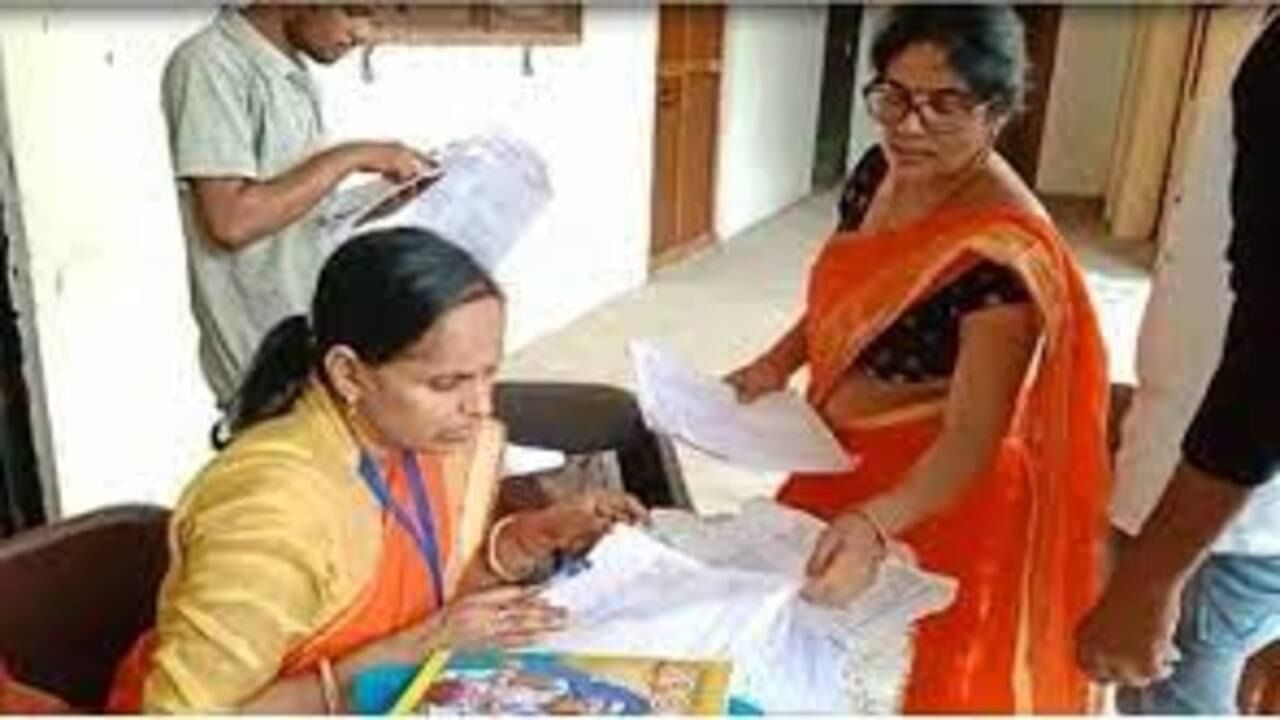 ByPoll: आजमगढ़ में मतदान केन्द्र पर भगवा रंग के कपड़े पहनकर आयी महिला बीएलओ, वोटिंग के दौरान हुआ बवाल