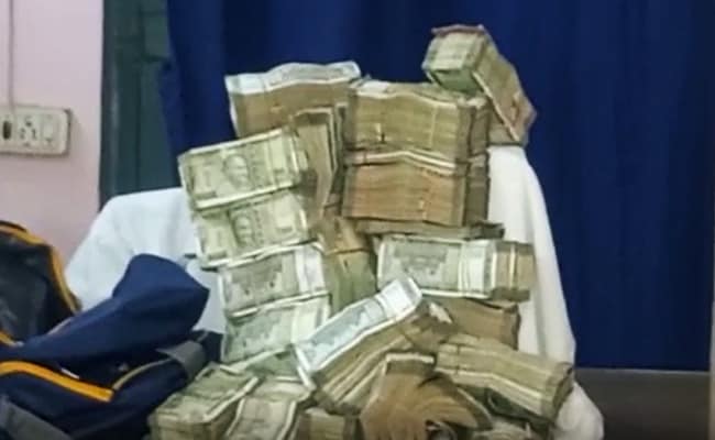 3 Jharkhand Congress Leaders Detained As Huge Amount Of Cash Found In Their Car,